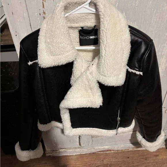 Fashion Nova Black and Cream Teddy Jacket. A little staining around collar area - Picture 3 of 7